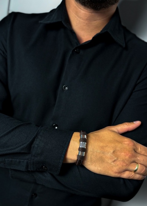 Brązowa bransoletka rzemykowa ze skóry ekologicznej i zdobieniami ze stali nierdzewnej