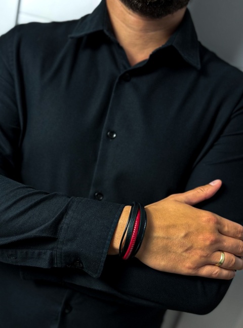 Czarna bransoletka rzemykowa ze skóry ekologicznej, z efektownym czerwonym rzemieniem