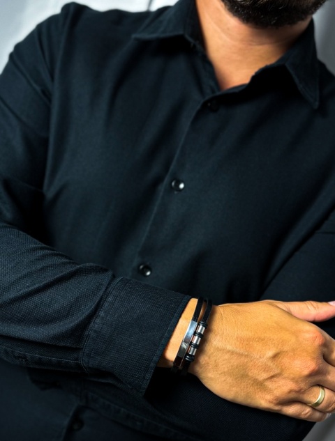 Czarna bransoletka rzemykowa ze skóry ekologicznej i zdobieniami ze stali nierdzewnej