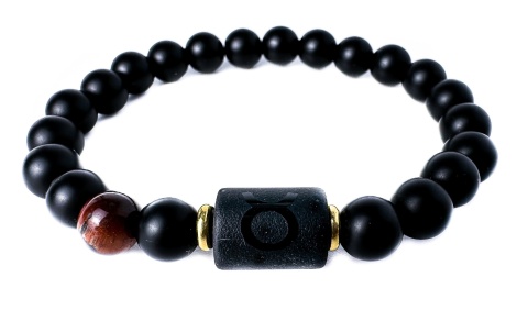 Czarna bransoletka kulkowa z obsydianu i skały wulkanicznej, z motywem znaku zodiaku byk