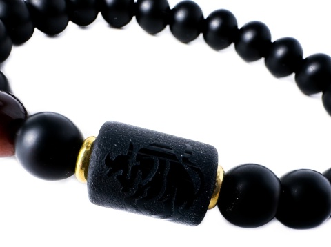 Czarna bransoletka kulkowa z obsydianu i skały wulkanicznej, z motywem znaku zodiaku byk