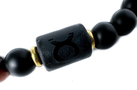 Czarna bransoletka kulkowa z obsydianu i skały wulkanicznej, z motywem znaku zodiaku byk