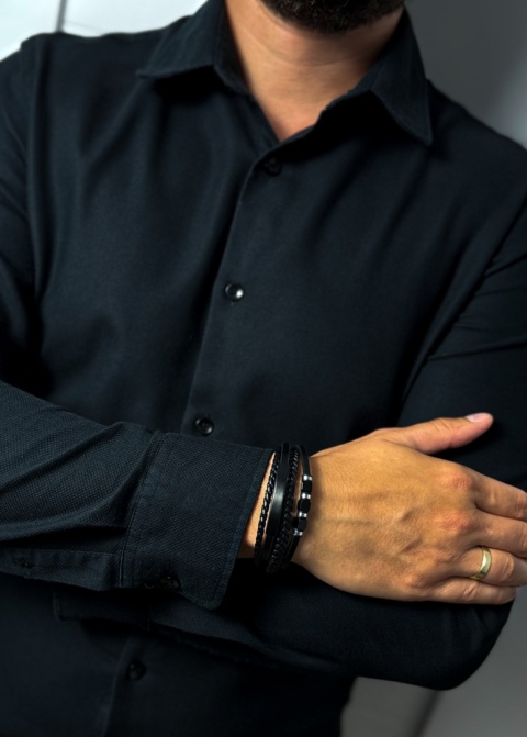 Czarna bransoletka rzemykowa ze skóry ekologicznej i stali nierdzewnej, z czarnymi ozdobnymi kostkami - sześcianami