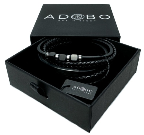 Czarna bransoletka rzemykowa ze skóry ekologicznej i stali nierdzewnej, z czarnymi ozdobnymi kostkami - sześcianami