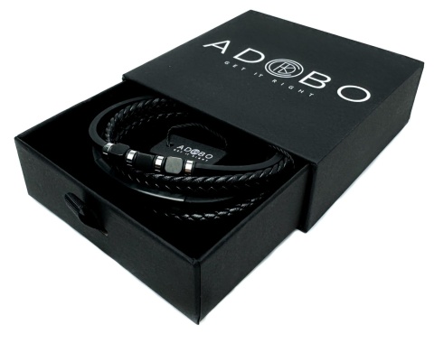 Czarna bransoletka rzemykowa ze skóry ekologicznej i stali nierdzewnej, z czarnymi ozdobnymi kostkami - sześcianami