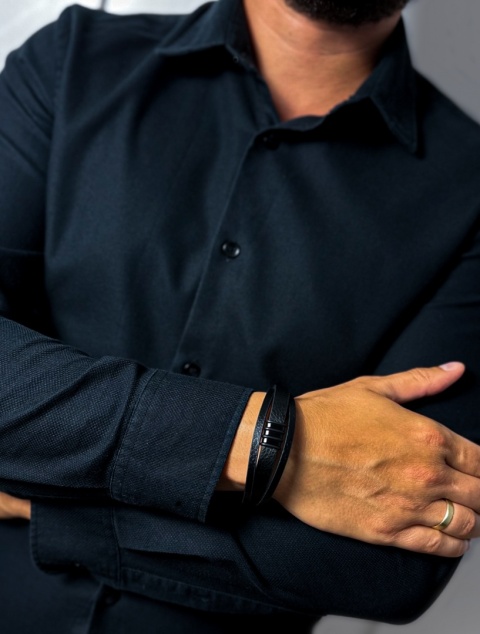 Czarna bransoletka rzemykowa ze skóry ekologicznej i zdobieniami ze stali nierdzewnej