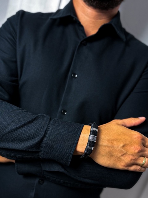 Czarna bransoletka rzemykowa ze skóry ekologicznej i zdobieniami ze stali nierdzewnej