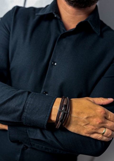 Brązowa bransoletka rzemykowa ze skóry ekologicznej, z krzyżem ze stali nierdzewnej