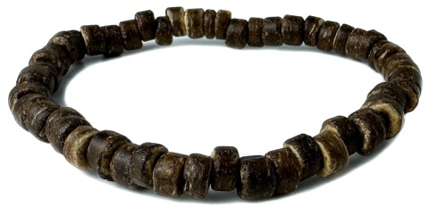 Brązowa drewniana bransoletka wykonana z łupiny ciemnego kokosa