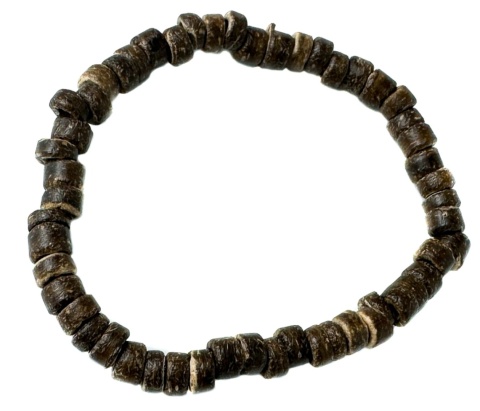 Brązowa drewniana bransoletka wykonana z łupiny ciemnego kokosa