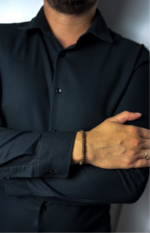 Brązowa drewniana bransoletka wykonana z łupiny ciemnego kokosa