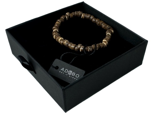 Brązowa drewniana bransoletka wykonana z łupiny ciemnego kokosa