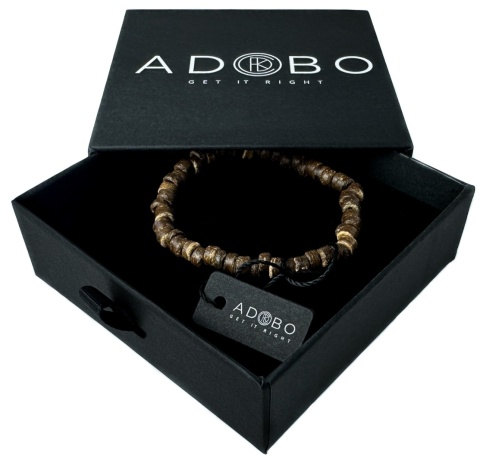 Brązowa drewniana bransoletka wykonana z łupiny ciemnego kokosa