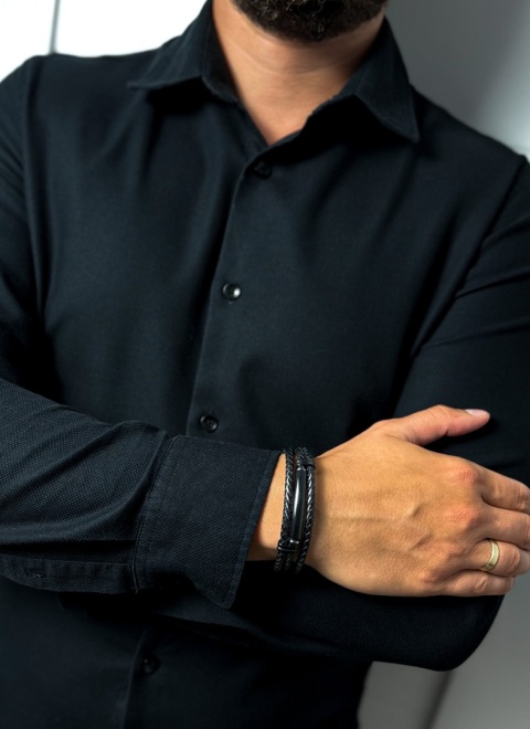 Czarna bransoletka rzemykowa ze skóry ekologicznej i stali nierdzewnej, z ozdobną czarną blaszką