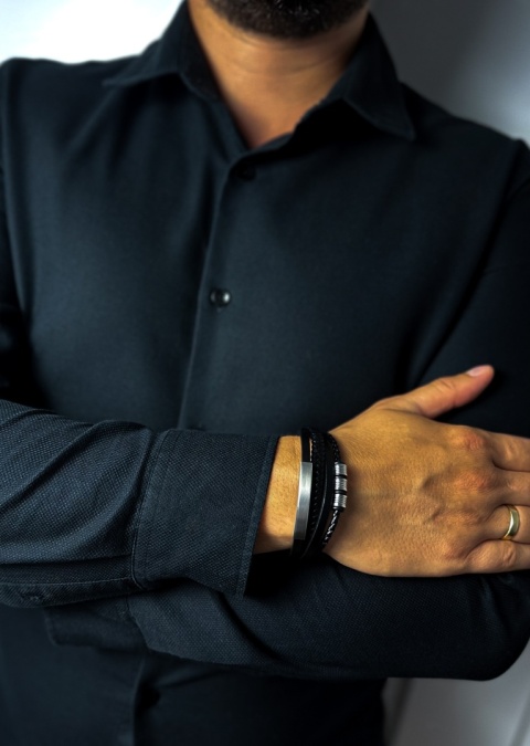 Czarna bransoletka rzemykowa ze skóry ekologicznej i zdobieniami ze stali nierdzewnej