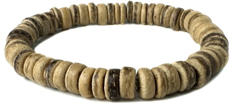 Beżowa drewniana bransoletka wykonana z łupiny jasnego kokosa