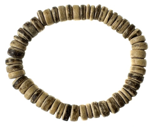 Beżowa drewniana bransoletka wykonana z łupiny jasnego kokosa