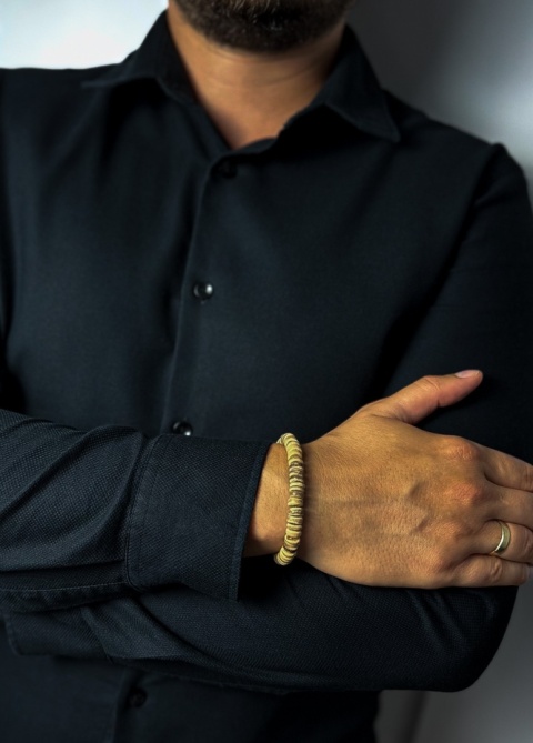 Beżowa drewniana bransoletka wykonana z łupiny jasnego kokosa