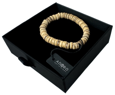 Beżowa drewniana bransoletka wykonana z łupiny jasnego kokosa