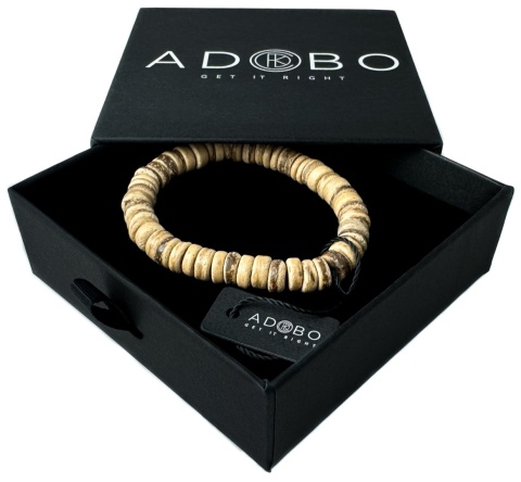 Beżowa drewniana bransoletka wykonana z łupiny jasnego kokosa