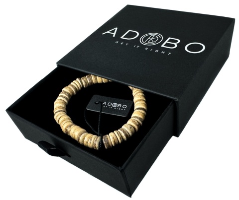 Beżowa drewniana bransoletka wykonana z łupiny jasnego kokosa