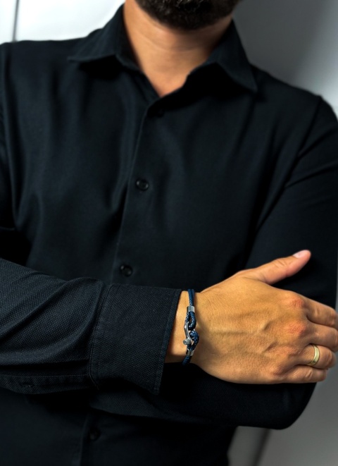 Niebieska bransoletka rzemykowa ze skóry ekologicznej, ze stalową szeklą i motywem marynistycznym - żeglarskim