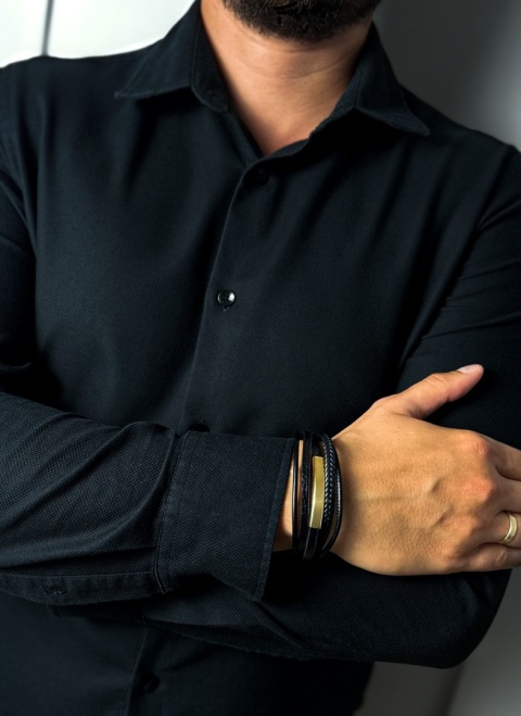 Czarna bransoletka rzemykowa ze skóry ekologicznej i zdobieniami ze stali nierdzewnej, w złotym kolorze