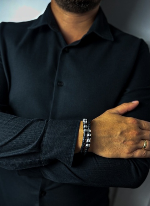 Czarna bransoletka rzemykowa ze skóry ekologicznej i stali nierdzewnej, z ozdobnymi koralikami