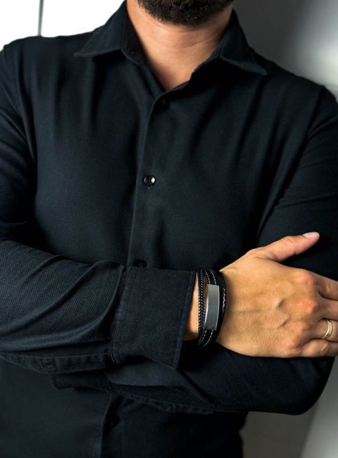 Czarna bransoletka rzemykowa ze skóry ekologicznej i zdobieniami ze stali nierdzewnej, z białym szwem