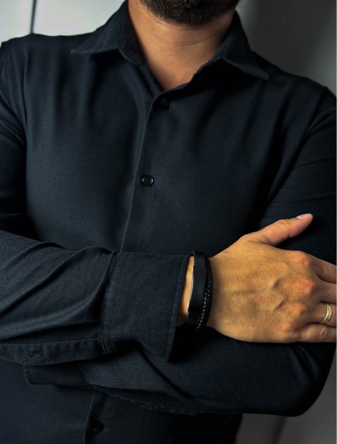 Czarna bransoletka rzemykowa ze skóry ekologicznej i zdobieniami ze stali nierdzewnej