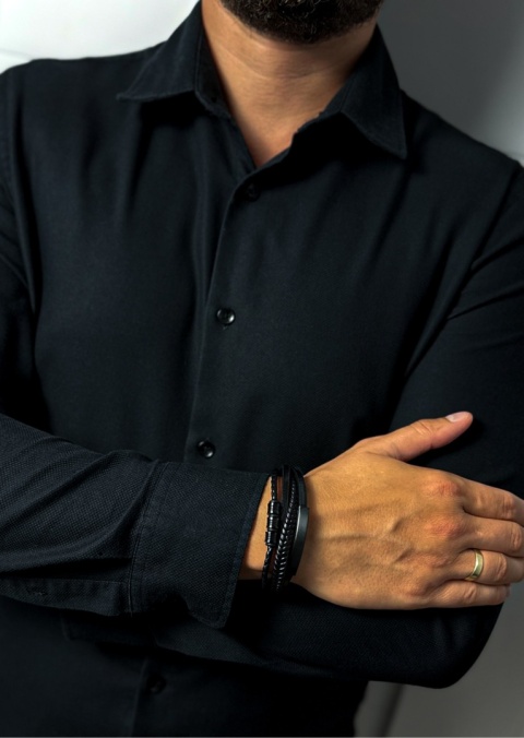 Czarna bransoletka rzemykowa ze skóry ekologicznej i stali nierdzewnej, z ozdobną czarną blaszką i koralikami