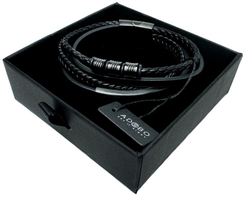 Czarna bransoletka rzemykowa ze skóry ekologicznej i stali nierdzewnej, z ozdobną czarną blaszką i koralikami