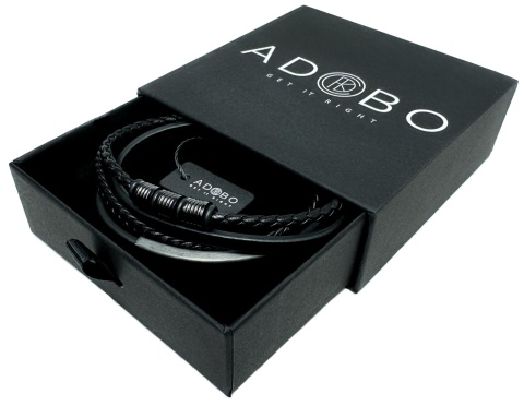 Czarna bransoletka rzemykowa ze skóry ekologicznej i stali nierdzewnej, z ozdobną czarną blaszką i koralikami