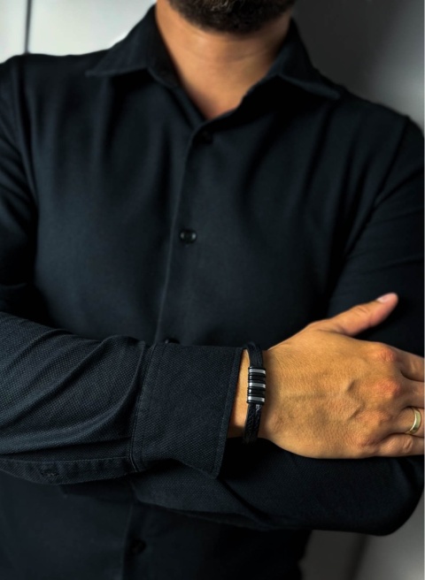 Czarna bransoletka rzemykowa ze skóry ekologicznej i zdobieniami ze stali nierdzewnej