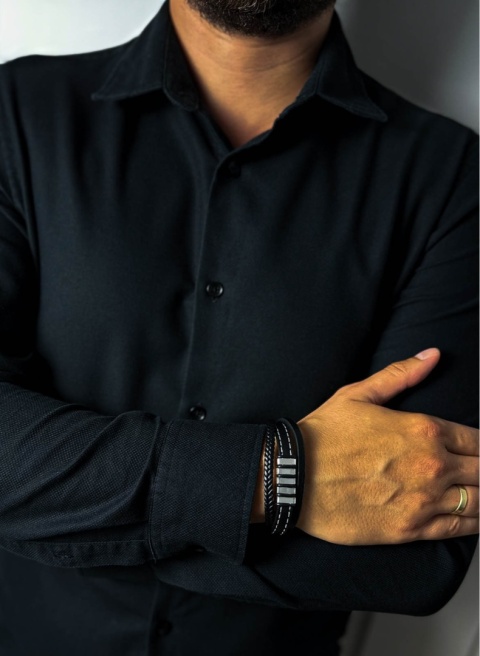 Czarna bransoletka rzemykowa ze skóry ekologicznej i zdobieniami ze stali nierdzewnej, z białym szwem