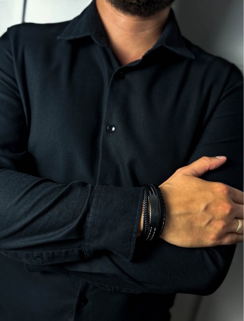 Czarna bransoletka rzemykowa ze skóry ekologicznej i zdobieniami ze stali nierdzewnej, z białym szwem