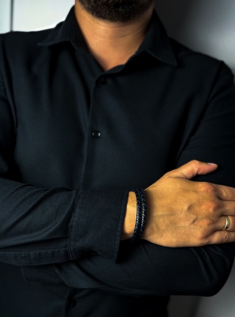 Niebieska bransoletka rzemykowa ze skóry ekologicznej i stali nierdzewnej, z podwójnym splotem rzemykowym