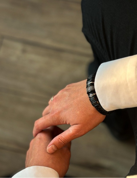 Czarna bransoletka rzemykowa ze skóry ekologicznej i zdobieniami ze stali nierdzewnej