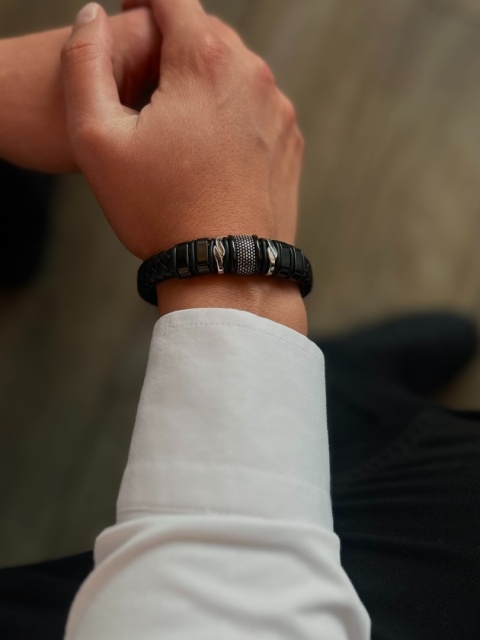 Czarna bransoletka rzemykowa ze skóry ekologicznej i zdobieniami ze stali nierdzewnej