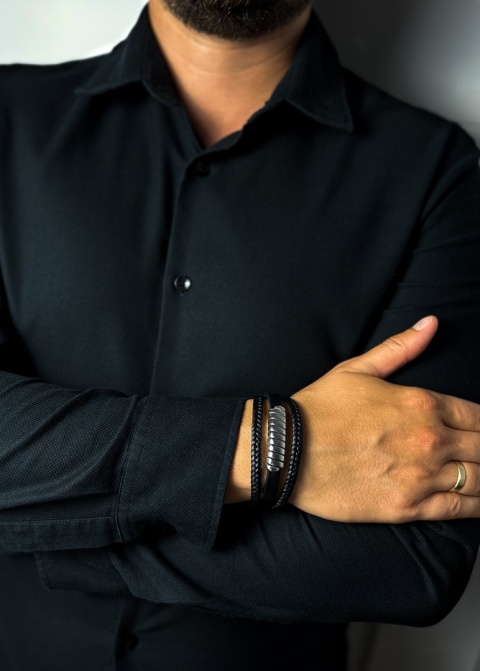 Czarna bransoletka rzemykowa ze skóry ekologicznej i zdobieniami ze stali nierdzewnej