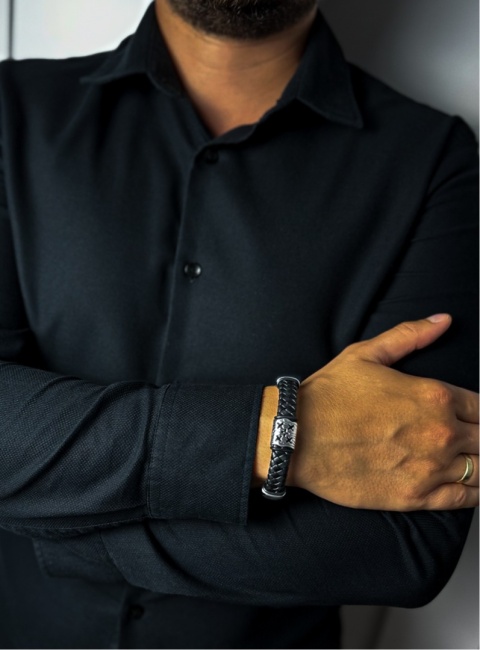 Czarna bransoletka rzemykowa ze skóry ekologicznej i zdobieniami ze stali nierdzewnej