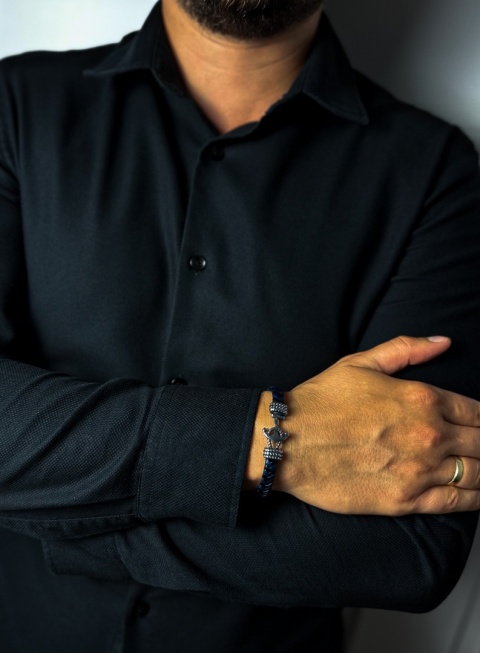 Niebieska bransoletka rzemykowa ze skóry ekologicznej i zdobieniami ze stali nierdzewnej