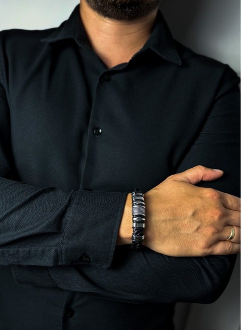 Czarna bransoletka rzemykowa ze skóry ekologicznej i zdobieniami ze stali nierdzewnej