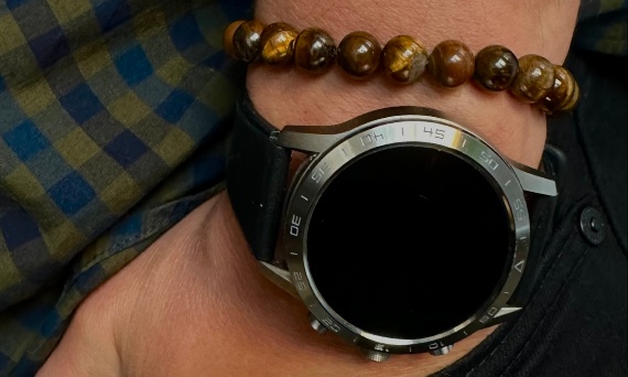 Nowoczesne stylizacje z bransoletkami męskimi — jak nosić biżuterię z klasą